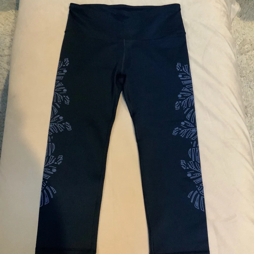 Gap Blue M Capri Leggings Palm Print on Side Active Sporty Adventure Outdoors